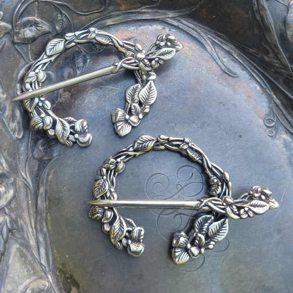 Jul Sweet Pea Penannular Brooch